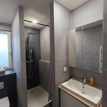 3-room With Balcony 10 Minutes From The Center Διαμέρισμα