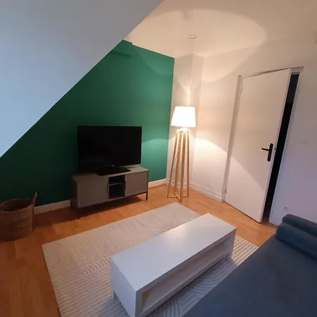 3-room With Balcony 10 Minutes From The Center Διαμέρισμα *